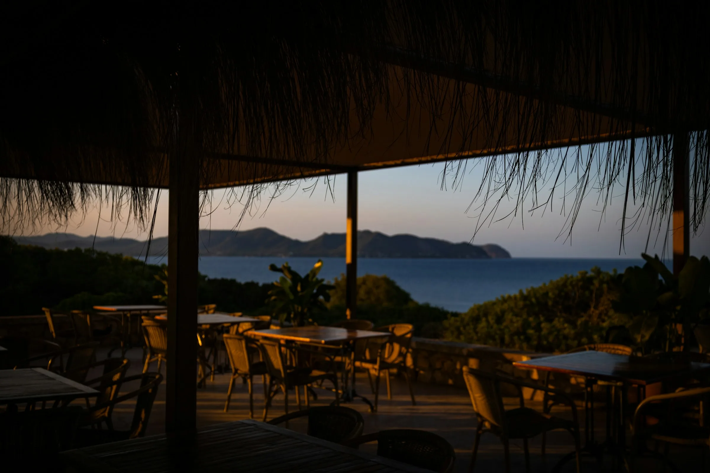 Terrasse en bord de mer à la lumière de fin de journée